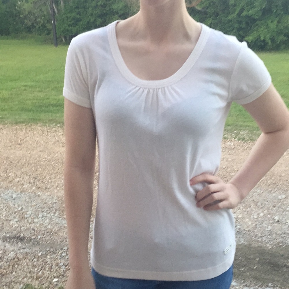 White t-shirt. TOMMY HILFIGER